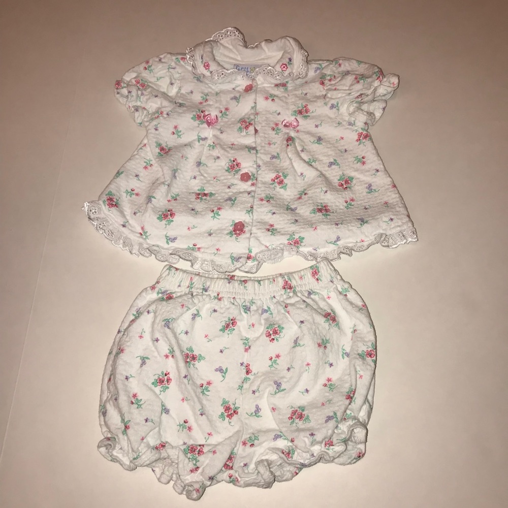 Very Cute White Floral Outfit